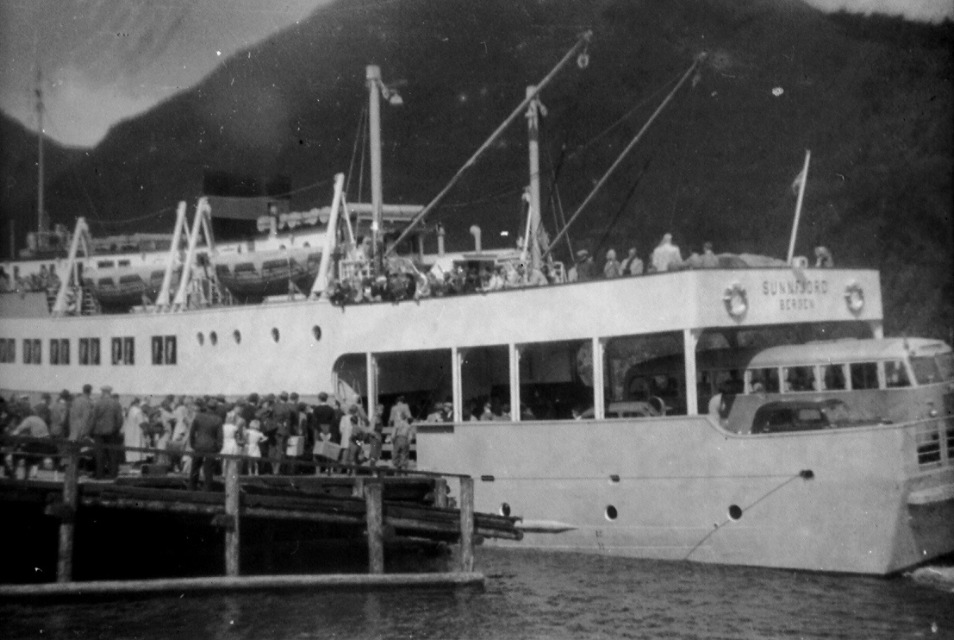 "Sunnfjord" at Balholm pier